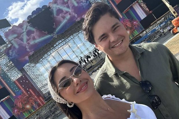 Cum a apărut iubita lui Selly la Beach! Please 2025. Îmbrăcată într-un sutien cu inimioare și fustă mini, Smaranda a atras atenția