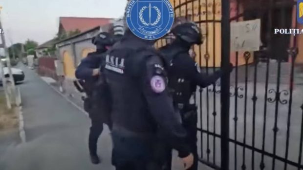 Un polițist din Moreni și soția sa s-au făcut agricultori și vindeau producția cu 50 de lei gramul până au intrat mascații peste ei în casă