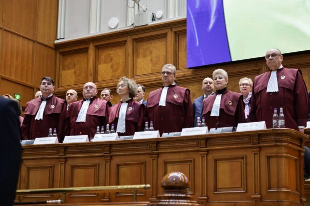 Judecătorii CCR o dau la întors: „Secretarul general al instituției a trimis cererea privind primele de 200.000 de lei la Ministerul Finanțelor”. Cum arată situația pensiilor speciale