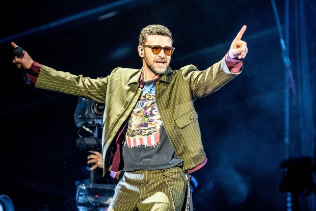 Imagine Stire Justin Timberlake la Electric Castle 2025. Artistul a făcut show în ploaie și a adresat o întrebare românilor | 2review.ro