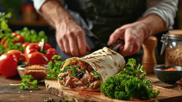 Un român a mâncat kebap de 225 de ori într-un an! Preparatul cucerește România: creștere spectaculoasă a comenzilor