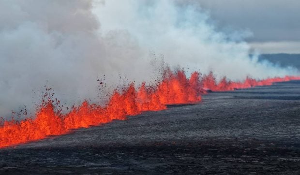 Imagini fabuloase cu lava care erupe dintr-o fisură gigantică din Islanda în urma unui roi de cutremure | VIDEO