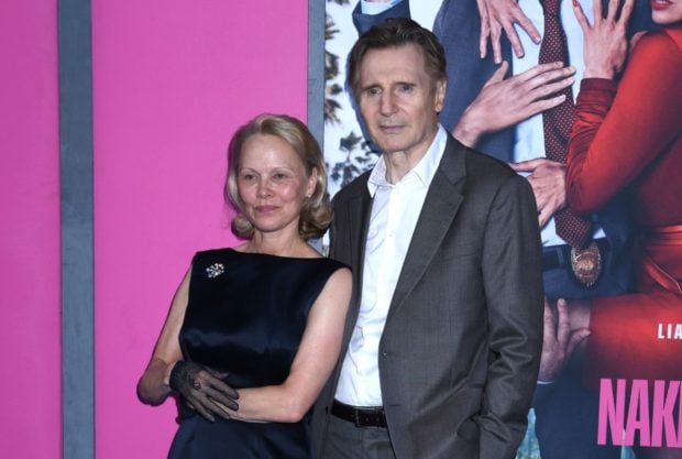 Liam Neeson, dat de gol despre presupusa idilă cu Pamela Anderson. Actorii par să fie la începutul unei povești romantice