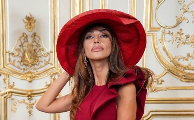 Cum a apărut Mădălina Ghenea la o prezentare de modă din Paris. Îmbrăcată cu o rochie cu o crăpătură adâncă pe picior, a atras toate privirile