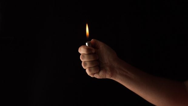 O femeie din Ploiești a fost stropită cu diluant și amenințată cu moartea de un vecin. Cum a scăpat