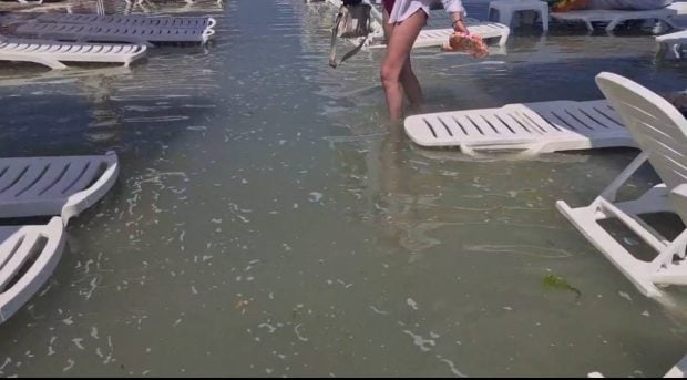 Marea a inundat plaja de la Costinești. Care este explicația fenomenului