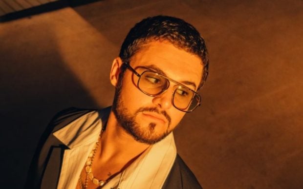 Unde a plecat Mario Fresh cu iubita în vacanță. Deși e o apariție discretă, Miruna Gavrilă s-a afișat într-o fustă mini cu vestă decoltată