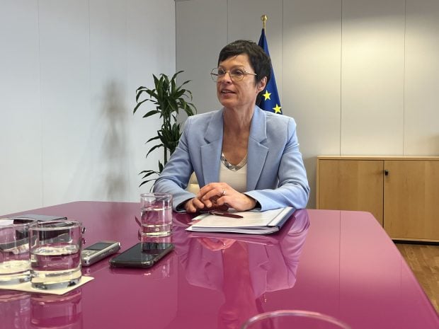 Propaganda rusă atinge cote fără precedent în Moldova, avertizează comisarul european pentru extindere