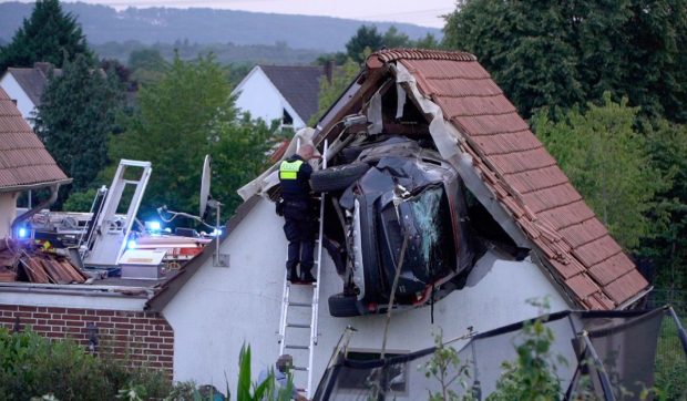 O mașină a zburat prin aer și s-a înfipt în acoperișul unui hambar, în Germania. Un copil de șapte ani, rănit în accidentul bizar | VIDEO
