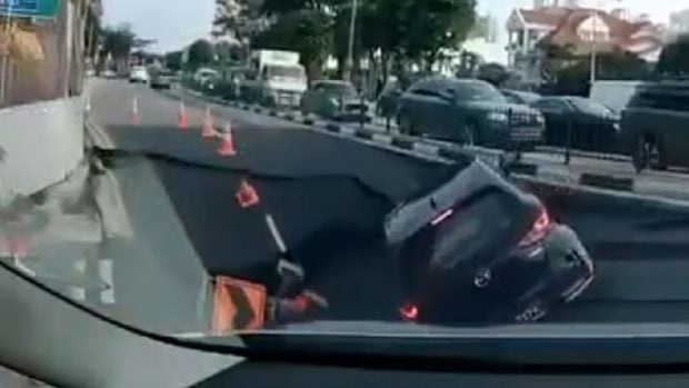 Momentul în care drumul se crapă și înghite o mașină, în Singapore, unde se află și David Popovici | VIDEO