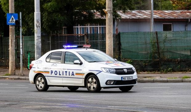 Un bărbat din Brăila a rupt poarta socrilor cu mașina, iar apoi și-a amenințat soția cu bătaia de față cu ei