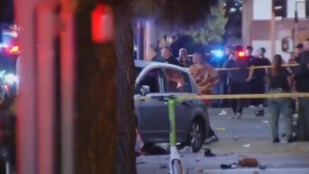 O mașină a intrat în mulțime în Los Angeles: cel puțin 30 de oameni au fost răniți | VIDEO