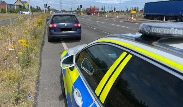 Un șofer cu numere românești a rămas fără mașina cu volan pe dreapta, în Marea Britanie