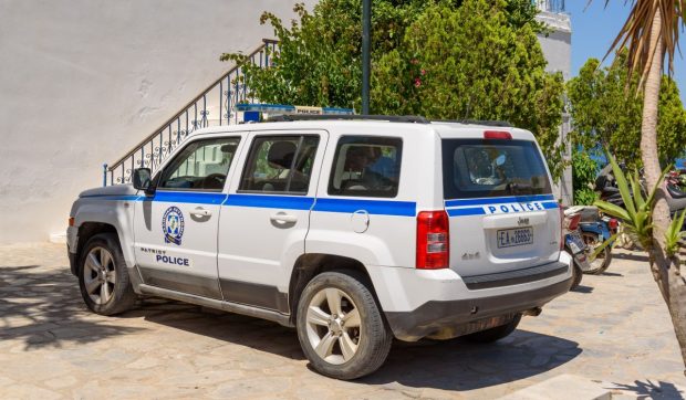 Turiști lăsați fără mașină de polițiștii din Grecia și trimiși acasă pe jos după o greșeală filmată în trafic