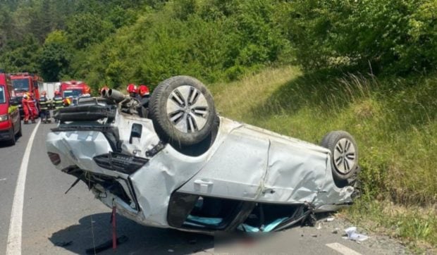 Un bărbat a rămas inconștient în urma unui accident grav în Cluj-Napoca. Mașina a aterizat pe plafon