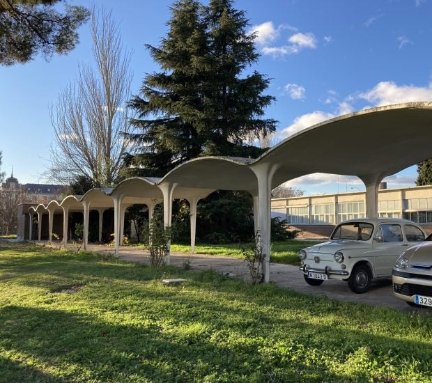 Un micuț Seat 600 e parcat de 60 de ani în același loc, la Madrid. Povestea din spatele mașinii legendare în Spania