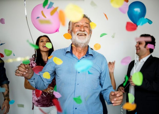 Mesaje de la mulți ani pentru bunic – cele mai frumoase urări de la mulți ani