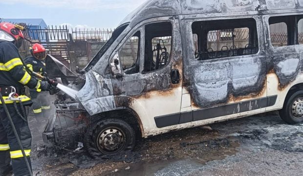 Un microbuz a fost complet distrus de flăcări, în câteva minute, în Brăila. Cauza incendiului este un scurtcircuit