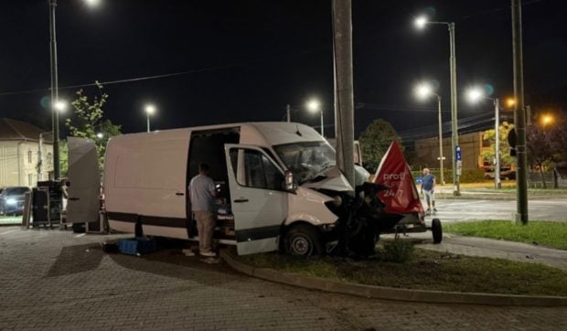 Un tânăr din Timișoara a vrut să facă o glumă, însă nimeni nu a râs. A furat un microbuz de la Ziua Timișoarei și s-a oprit într-un stâlp