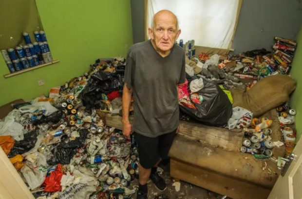 Un chiriaș de coșmar a lăsat un munte format din mii de doze de bere când a plecat din apartament. Dar proprietarii au fost oripilați de un alt detaliu
