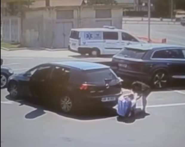 Doi bărbați au încercat să răpească o femeie din parcarea unui supermarket din Bacău, în plină zi. Camerele de supraveghere au surprins totul
