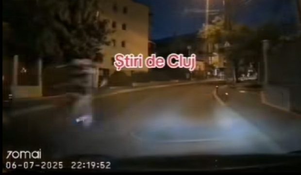 Momentul în care doi tineri pe motocicletă din Cluj aruncă din mers cu obiecte în mașini