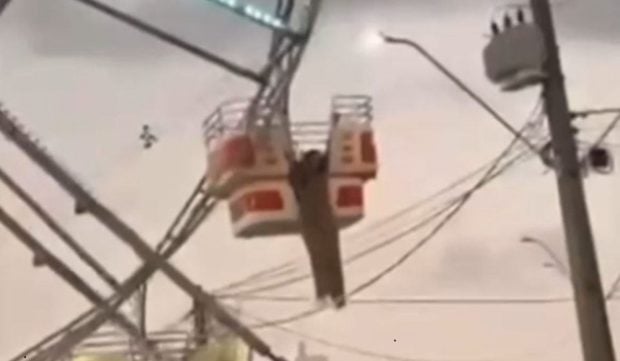 O femeie a stat agățată de roata uriașă la 30 de metri, strigând după ajutor: „Am să mor”