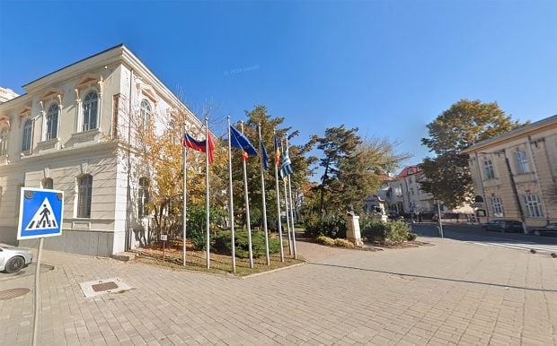 Steagul Federației Ruse, arborat pe o instituție publică din centrul municipiului Tulcea, alături de cele ale altor patru state