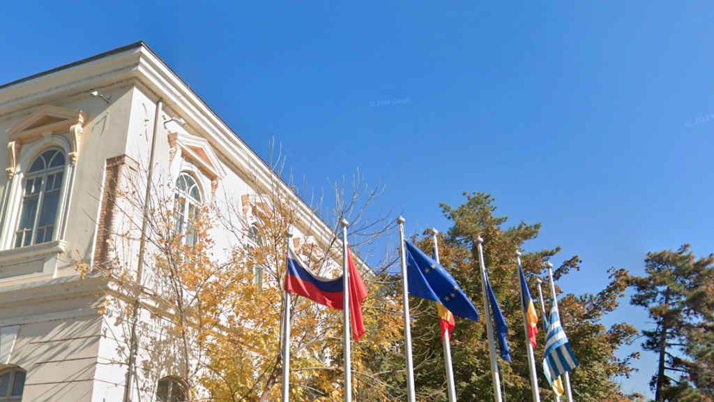 Steagul Federației Ruse, arborat pe o instituție publică din centrul municipiului Tulcea, alături de cele ale altor patru state