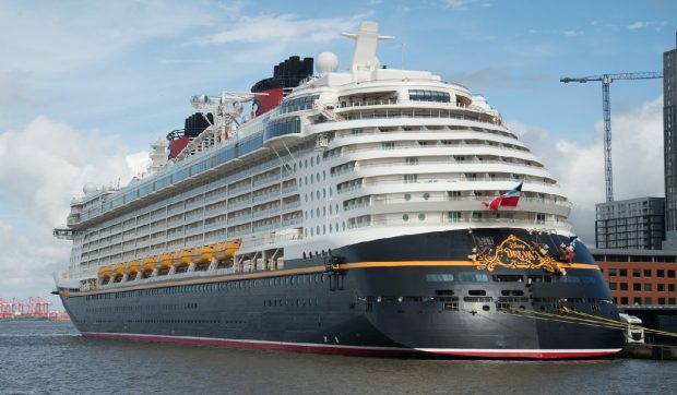 Un tată a sărit de pe o navă de croazieră Disney cu 14 etaje pentru a-și salva fata căzută peste bord: „A fost o nebunie, îngrozitor”
