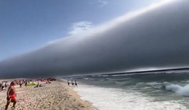 Fenomenul meteo foarte rar care a speriat o plajă plină de oameni, în Portugalia: au crezut că un tsunami se apropie de ei I VIDEO   