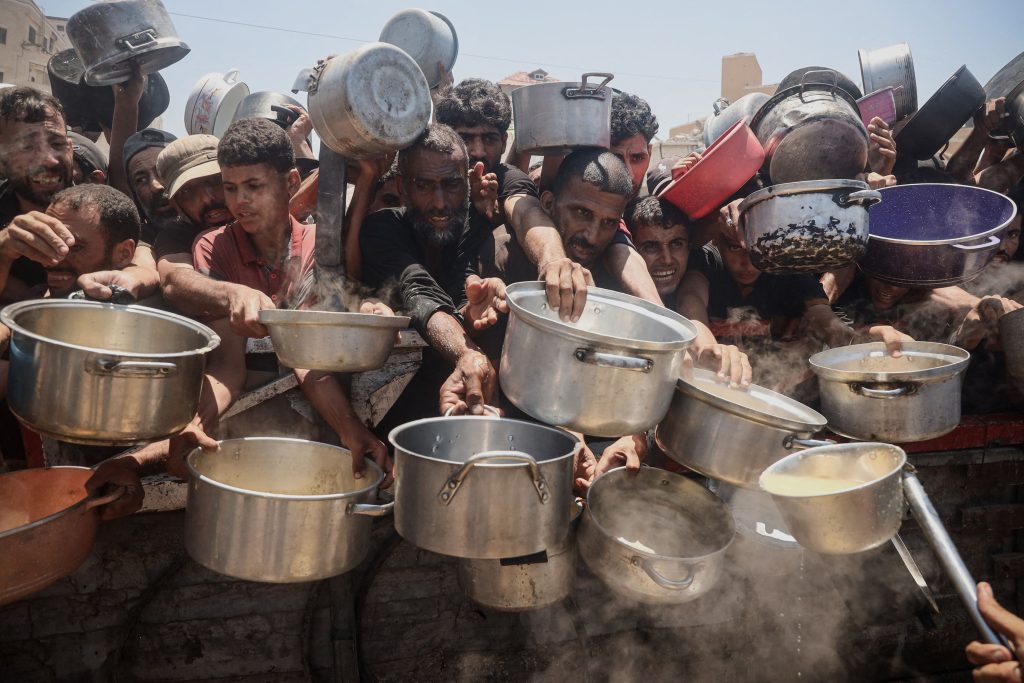 oameni fasia gaza oale ajutoare umanitare iulie 2025