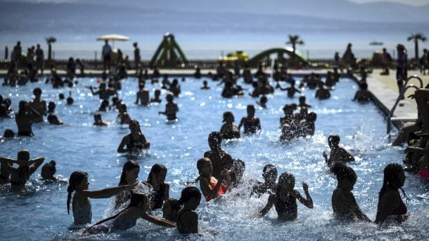 Elveția interzice grupurile de turiști chinezi la piscină în orele aglomerate: prea gălăgioși, prea puțină experiență