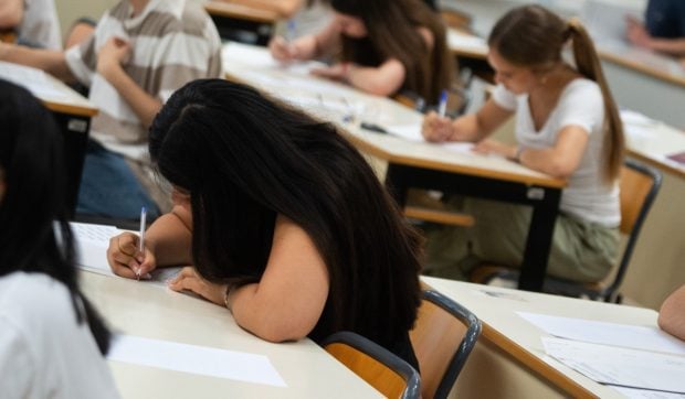 93,2% dintre candidaţii înscriși s-au prezentat la definitivat. 6 dintre ei au fost eliminaţi