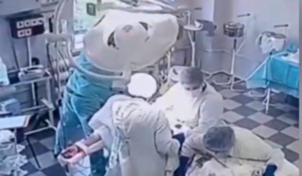 Chirurgii ruși au continuat să opereze un pacient în timpul cutremurului de 8.8 grade din Kamceatka, Rusia. Iar momentul a fost filmat I VIDEO