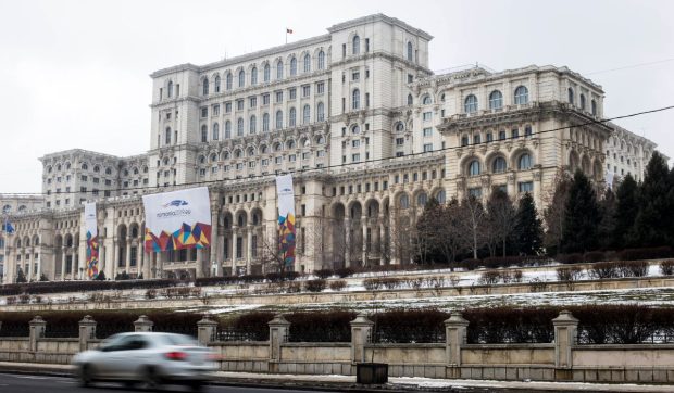 Funcționarii din Senat cer demontarea antenelor de pe clădirea Parlamentului, pentru că ar fi cancerigene. Guvernul Bolojan le-a tăiat sporul de antenă