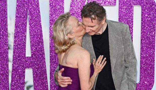 Imagine Stire Un nou cuplu celebru la Hollywood? Actorul care e văduv de 16 ani, surprins când era pupat de Pamela Anderson | 2review.ro