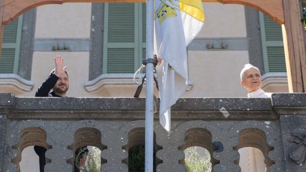 Papa Leon al XIV-lea vrea să găzduiască negocierile de pace între Rusia și Ucraina. Ce a discutat cu Volodimir Zelenski