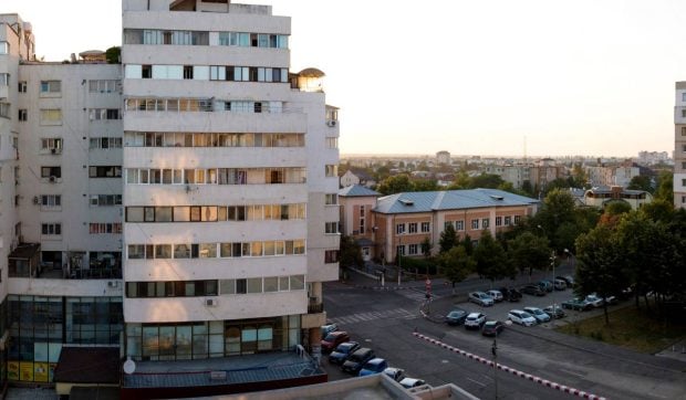 Un pensionar din Buzău a licitat și plătit 22.000 de lei pentru un loc de parcare, pentru un an. Situație absurdă, se plâng aleșii