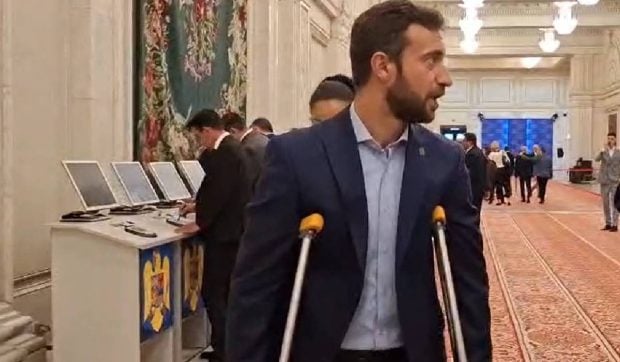 George Simion, absent când Ramona Bruynseels a citit textul moțiunii de cenzură. Un parlamentar AUR a sosit în cârje. PSD nu va vota moțiunea, anunță Sorin Grindeanu