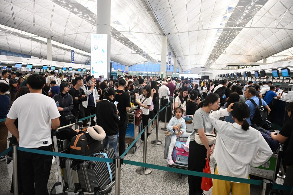 pasageri aeroport hong kong iulie 2025