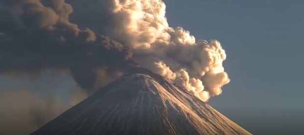 Cel mai înalt vulcan din Eurasia a început să erupă la câteva ore după cutremurul produs în Kamceatka, Rusia
