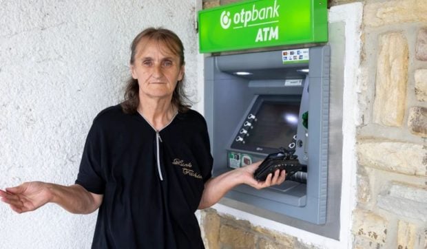 O femeie a vrut să-și ridice pensia de pe card, dar bancomatul nu i-a dat niciun ban și i-a retras suma din cont