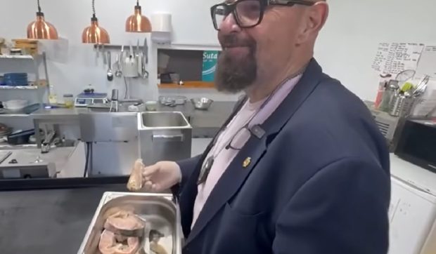 Ce-a găsit Piedone în restaurantele de pe Litoral: „Calcanul, de atâta supărare, s-a înverzit” | VIDEO