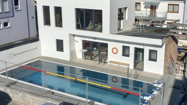 Un pensionar și-a construit o piscină în grădină, în care poate intra oricine plătește 3,5 euro, în Germania: „Un bazin doar pentru mine era inutil”