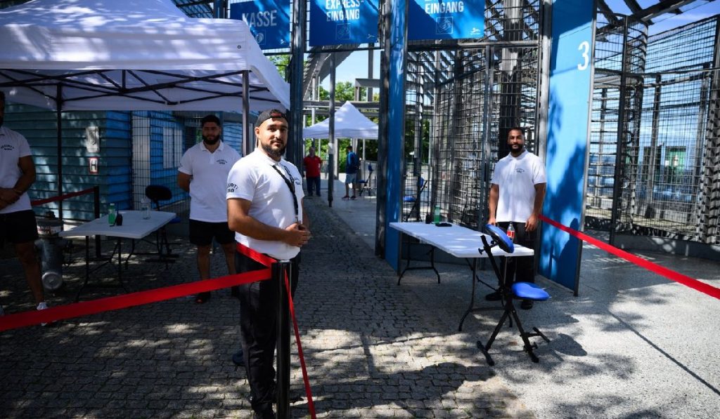 Elveția interzice străinii la piscine: Reacția surprinzătoare a nemților! 1 piscinile publice din germania tot mai securizate paza si politie