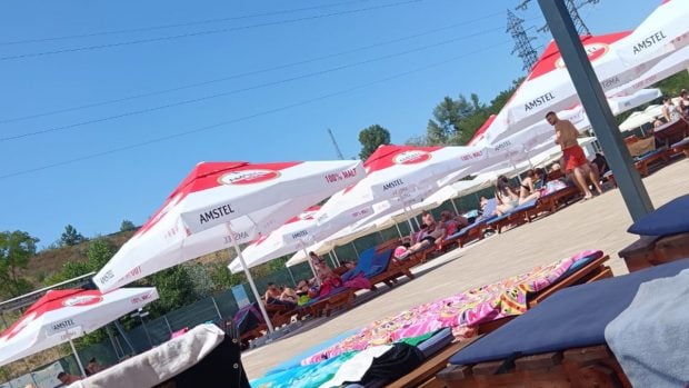 O intrare la Plaja Dunărea din Galați costă cât o zi de muncă. Dacă ai uitat ceva în mașină, mai plătești o dată
