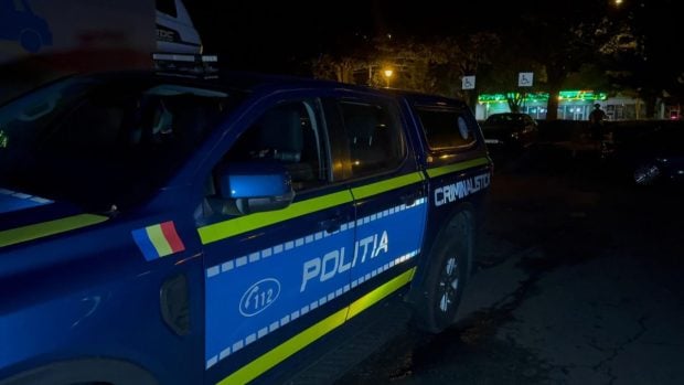 Un adolescent de 15 ani a murit, marţi seară, după ce s-ar fi aruncat de la etajul patru al unui bloc din Ploieşti