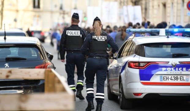 Un băiat de 14 ani a vrut să jefuiască un restaurant indian, dar s-a speriat de alarmă și s-a ascuns: unde l-au găsit polițiștii