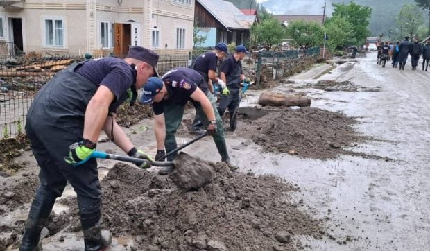 Politicienii își fac poze cu sinistrații doar pentru like-uri, acuză președintele Consiliului Județean Suceava: „Eu m-am săturat”